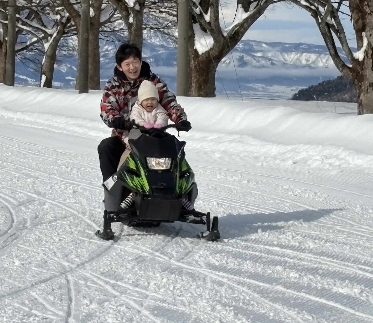 大自然の中で、スノーモービルと一緒に雪上ドライブ！